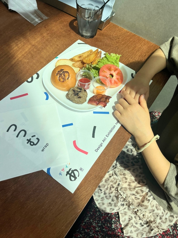 カフェのメニュー写真。つつむという文字が書かれた紙が置かれている