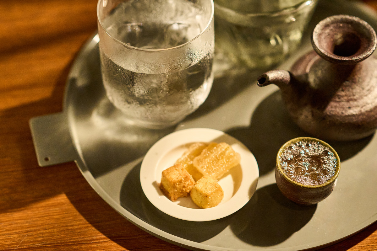 「泡盛セット」と、沖縄の蔵元で作ら れたラムやジンなどの飲み比べ「島の 酒セット」2 種