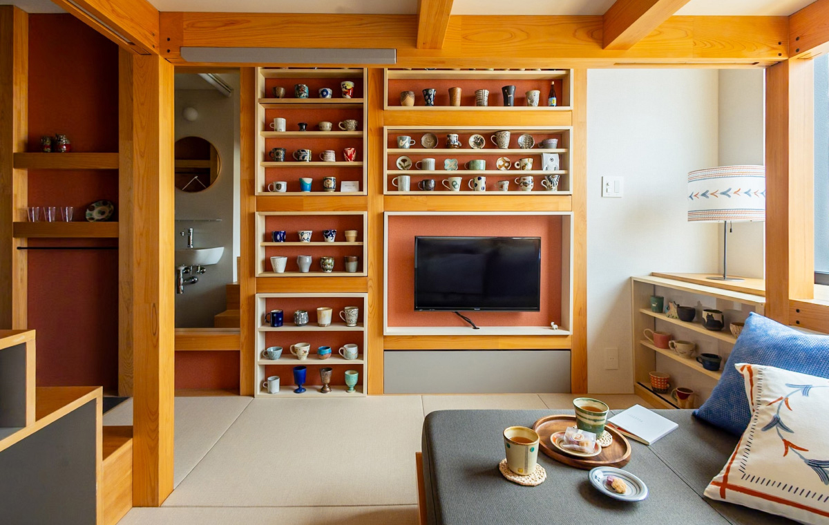 沖縄の伝統工芸品が飾られた棚のある部屋