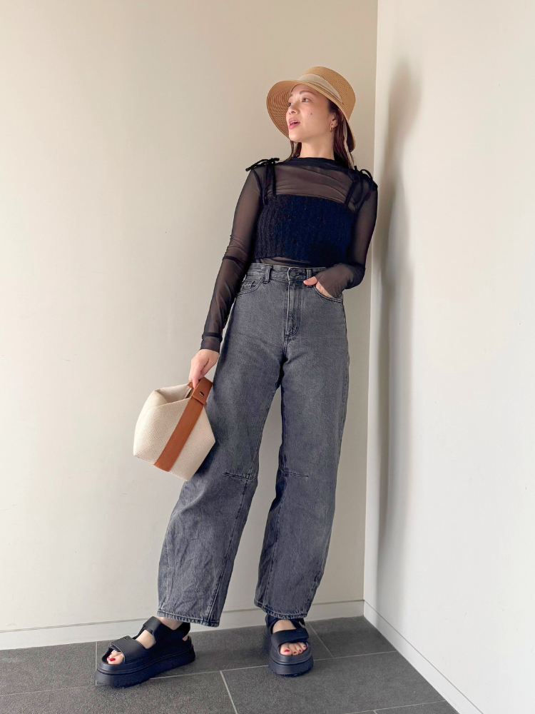 浅野理恵さんのUGGサンダル×カジュアルコーデ