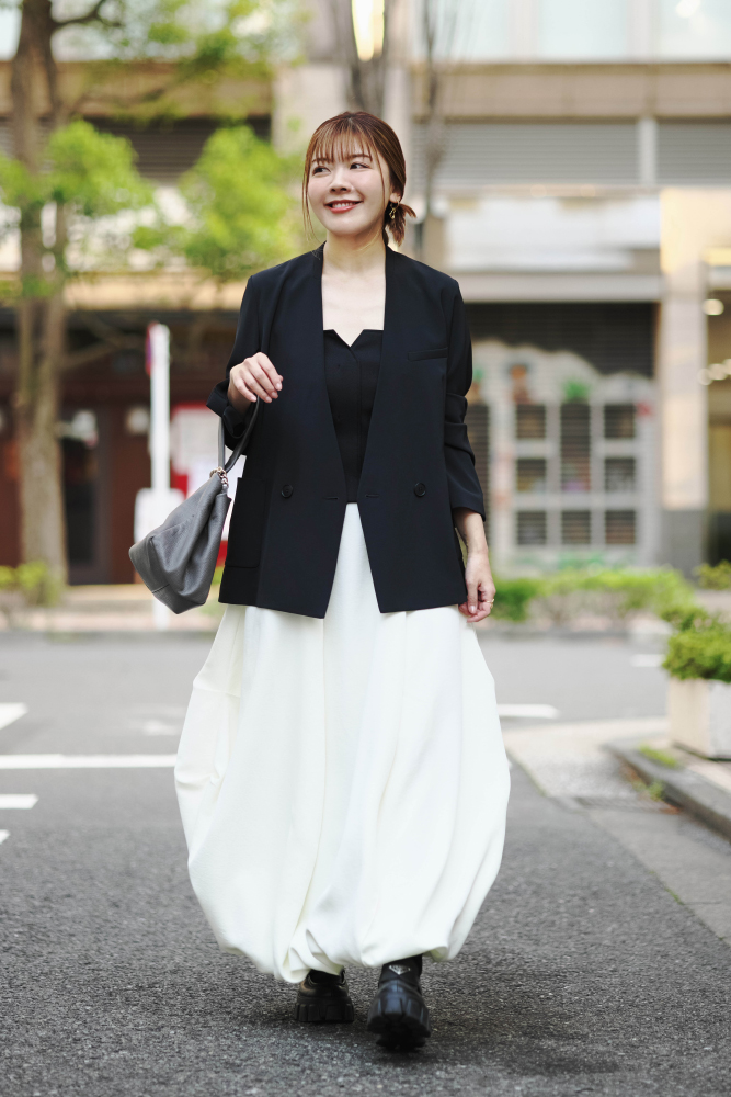 ドマーニ読者モデル 杉山迪子さん　黒ジャケット×白のバルーンスカート×黒ビスチェ