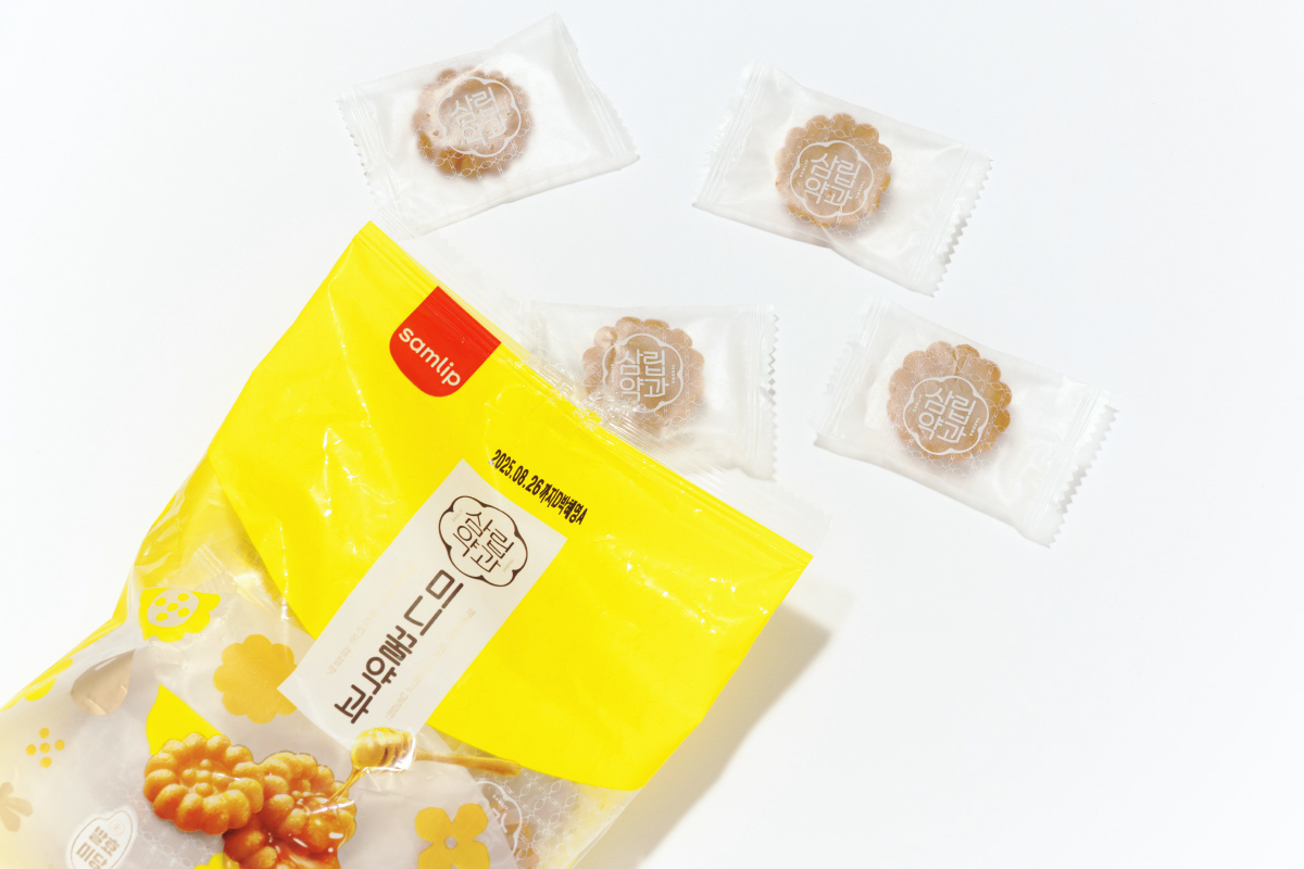 黄色いパッケージの袋と個包装の薬菓