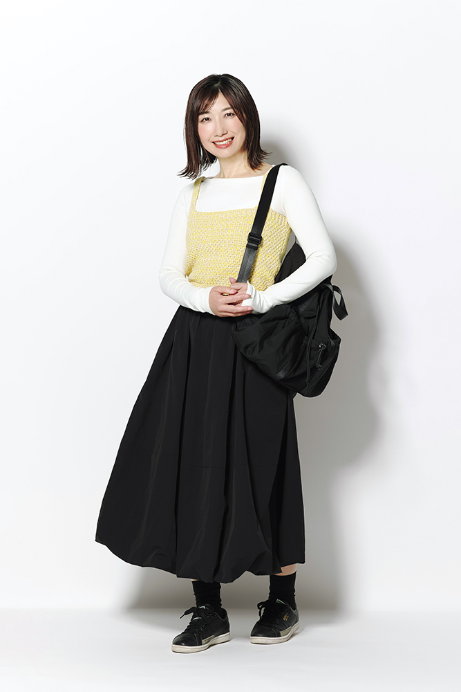 ドマーニ読者モデル 小野美希さん　白T×イエローキャミニット×黒スカートコーデ