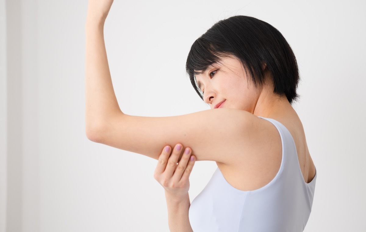 二の腕 気にする女性