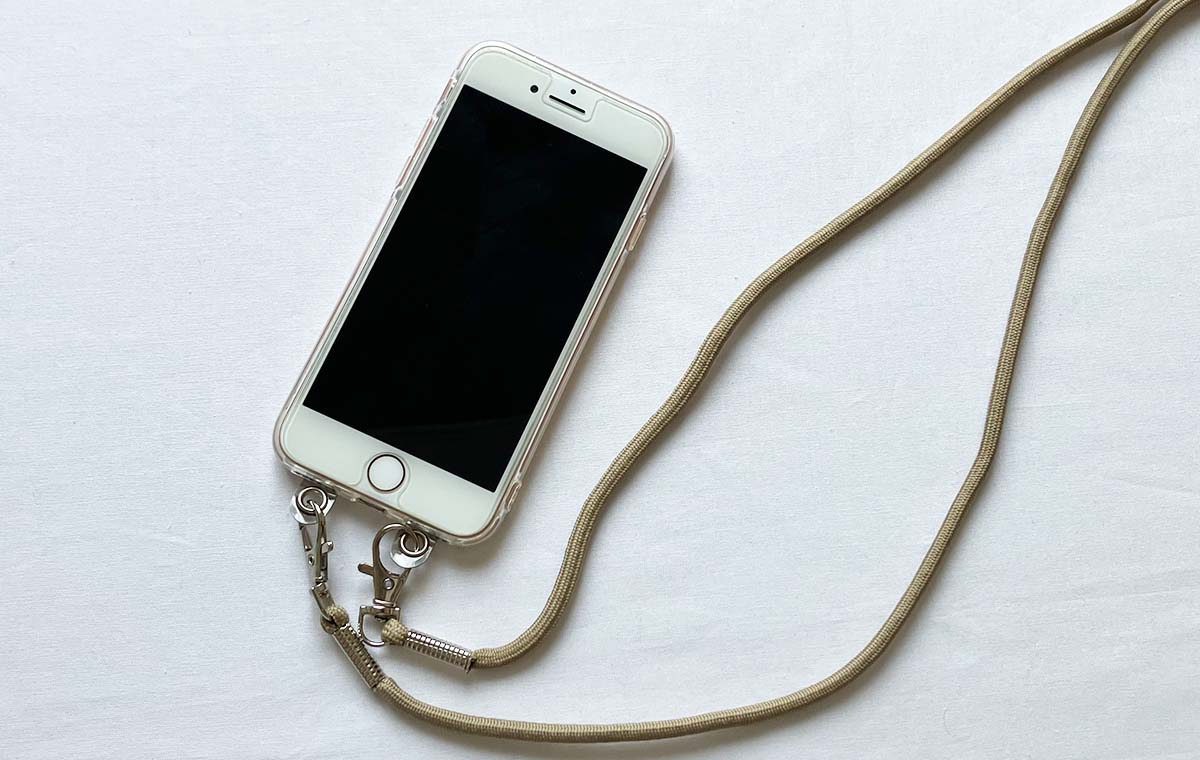 セリアの「スマートフォン ストラップホルダーダブル」