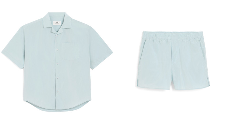 ブルー タフタ ショートスリーブ ボクシー シャツ￥55,000、ブルー タフタ ショートパンツ￥52,800