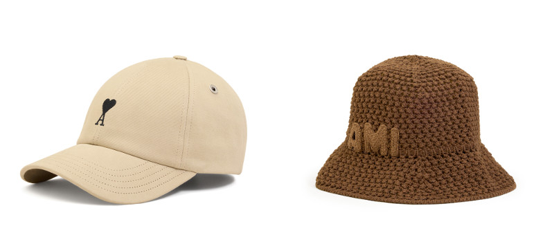 ベージュ コットン Ami de Coeur エンブロイダリー キャップ￥26,400、ブラウン コットンニット Ami パッチ バケットハット￥45,100