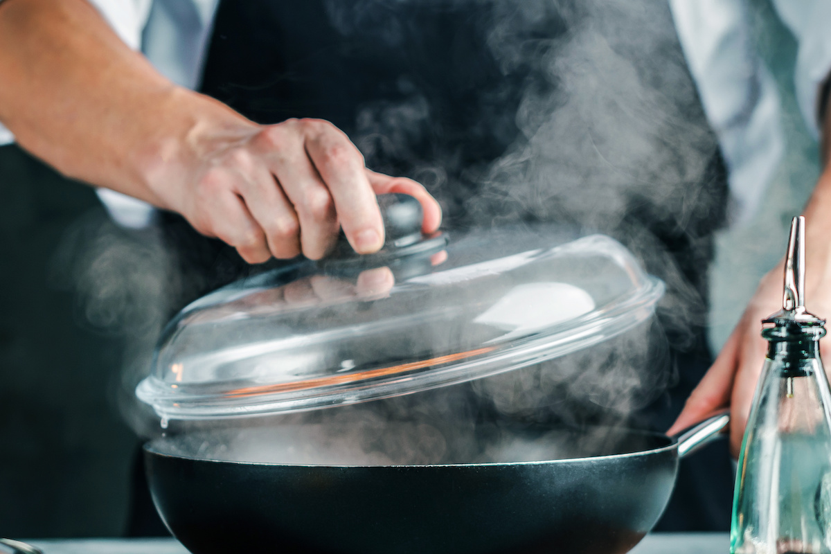 鍋蓋を持っている手元の写真