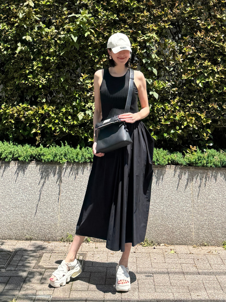 白キャップ×黒ノースリーブワンピース×白サンダルコーデの写真