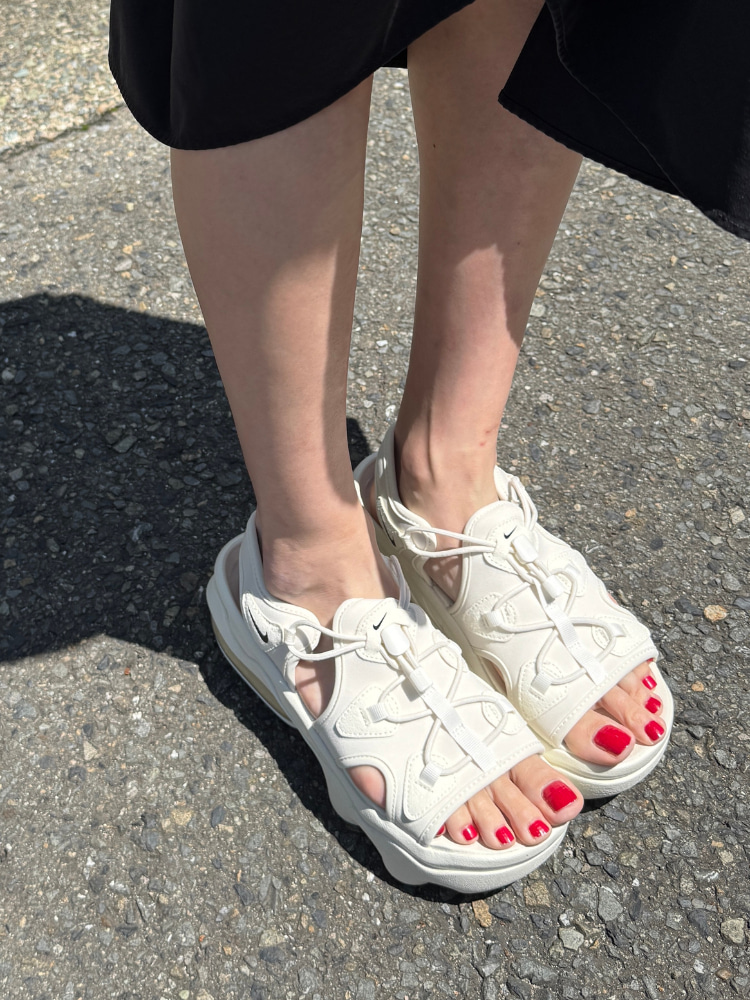 サンダルを履いた足元の写真