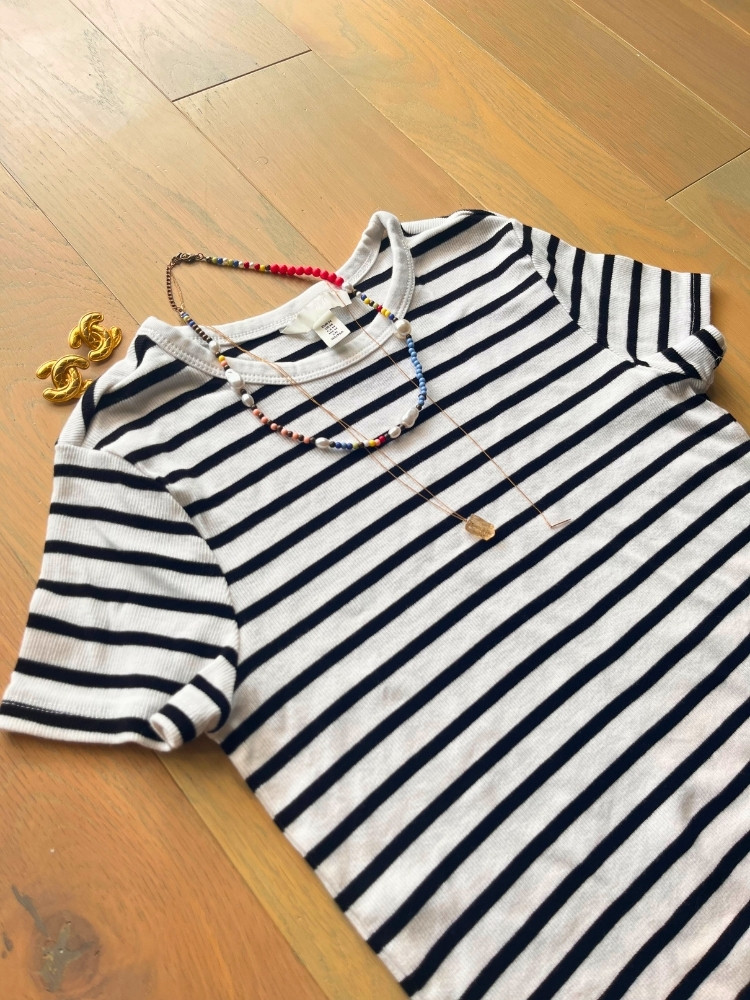 Tシャツにビーズアクセサリーを合わせた写真