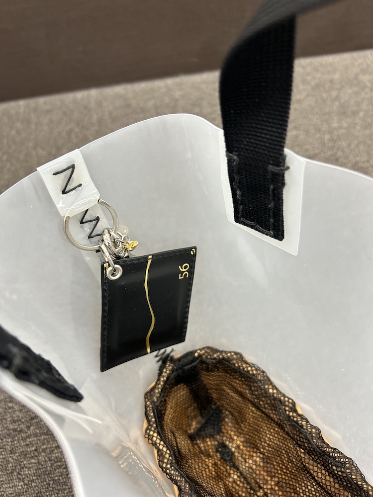 小物の収納に便利なチャーム付き