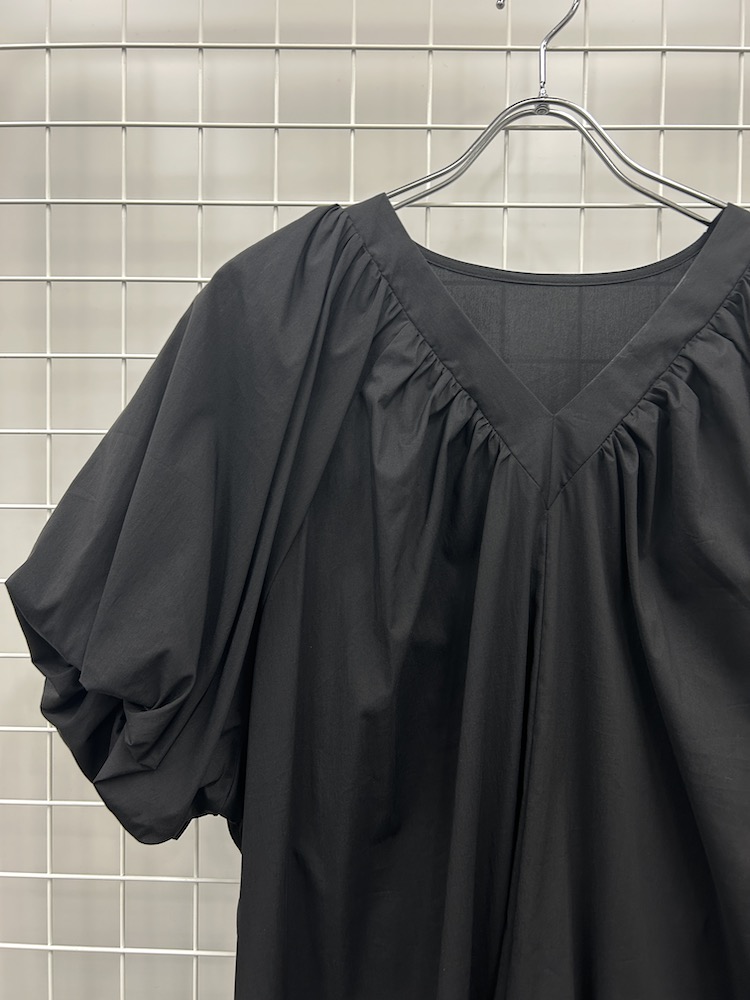 Vネックで顔まわりもすっきり