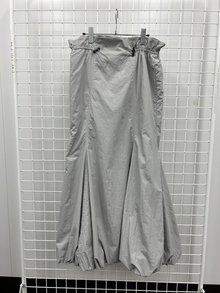 “ダブルスタンダードクロージング”のバルーンスカート