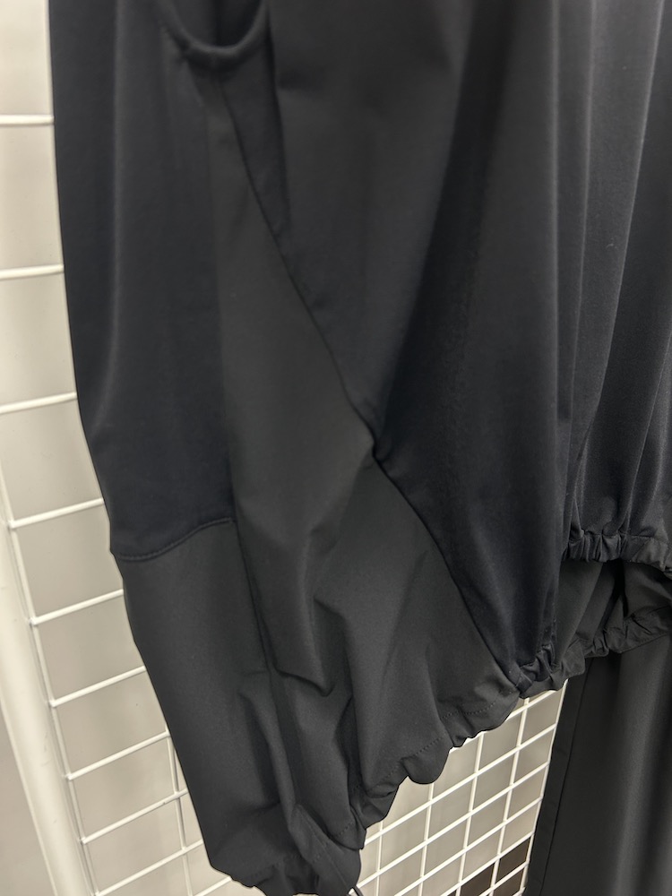 裾のドロストデザインが程よくスポーティ