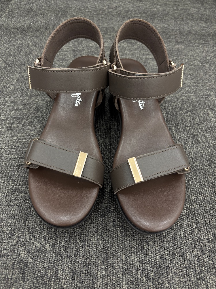 1“銀座かねまつ”の大人見えレザースポサン