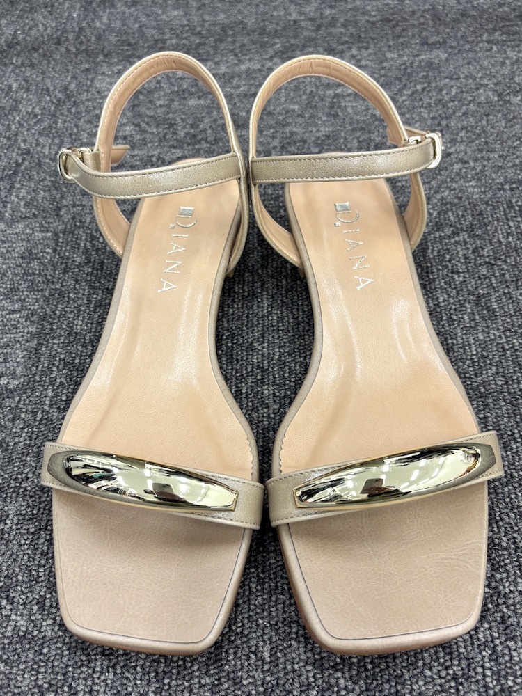 2“ダイアナ”のメタル付きバーサンダル