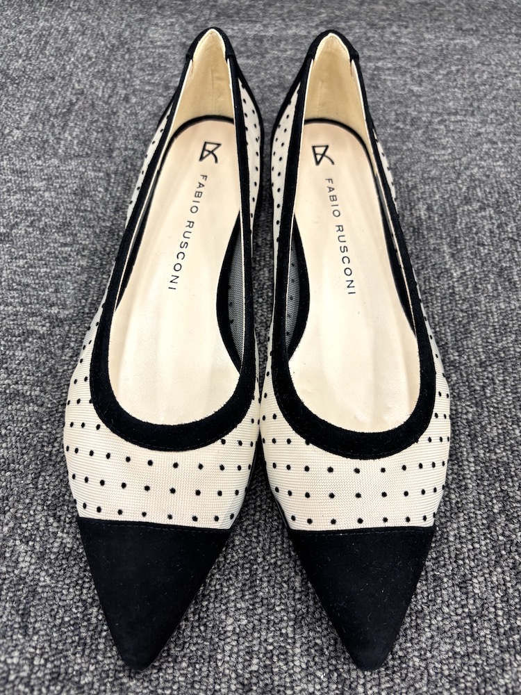 2“ファビオ ルスコーニ”のドットチュールパンプス