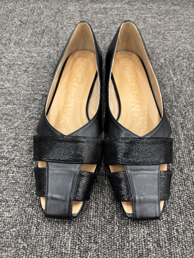 3“オゥ バニスタ”のグルカモチーフサンダル