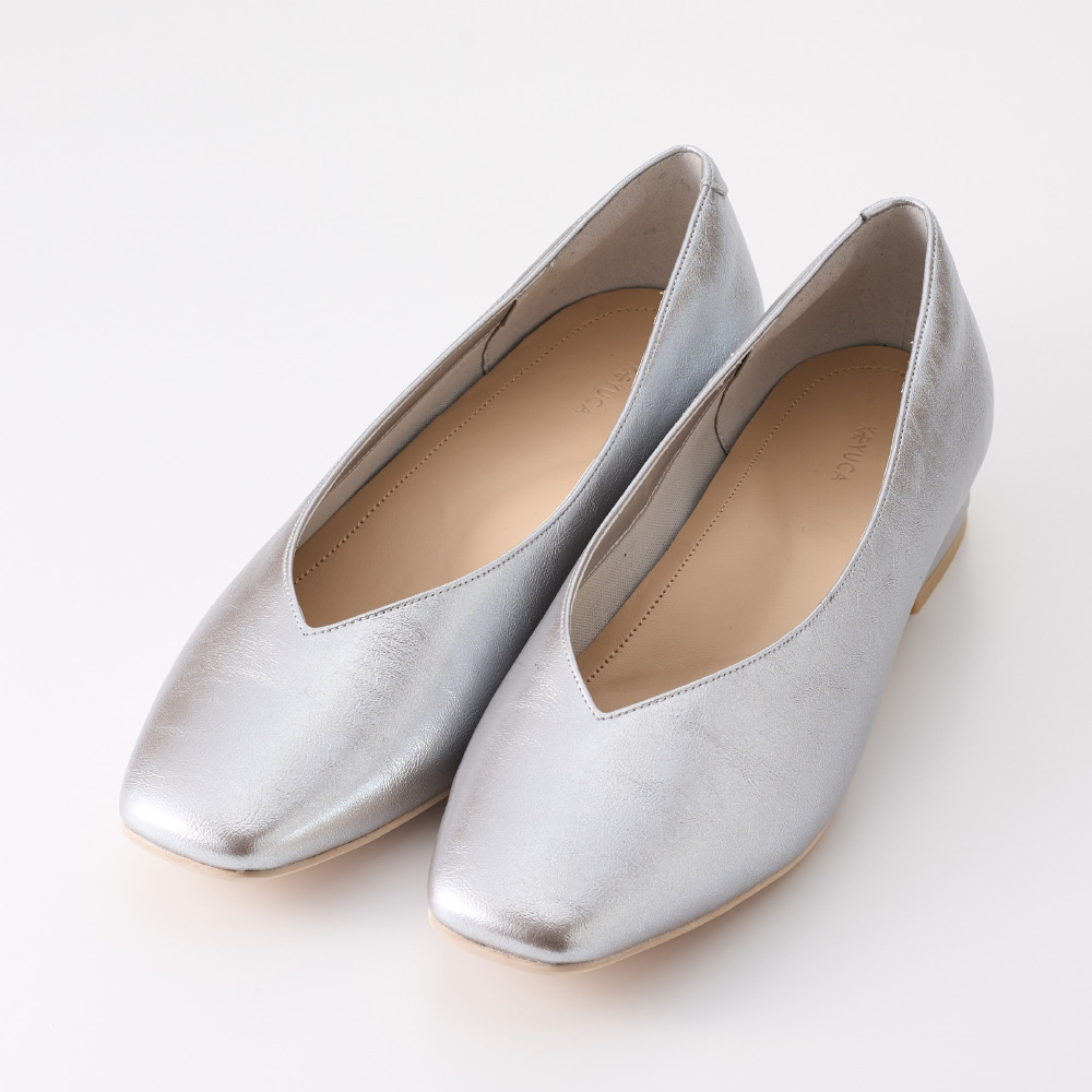 シルバーのパンプス