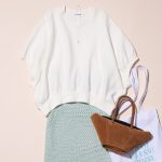 白トップスとミントカラースカートの涼感コーデ