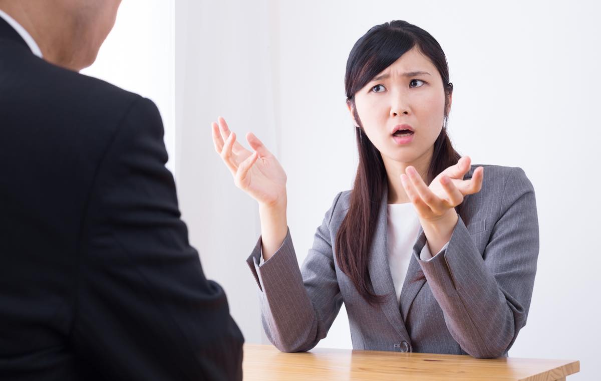 文句を言う女性