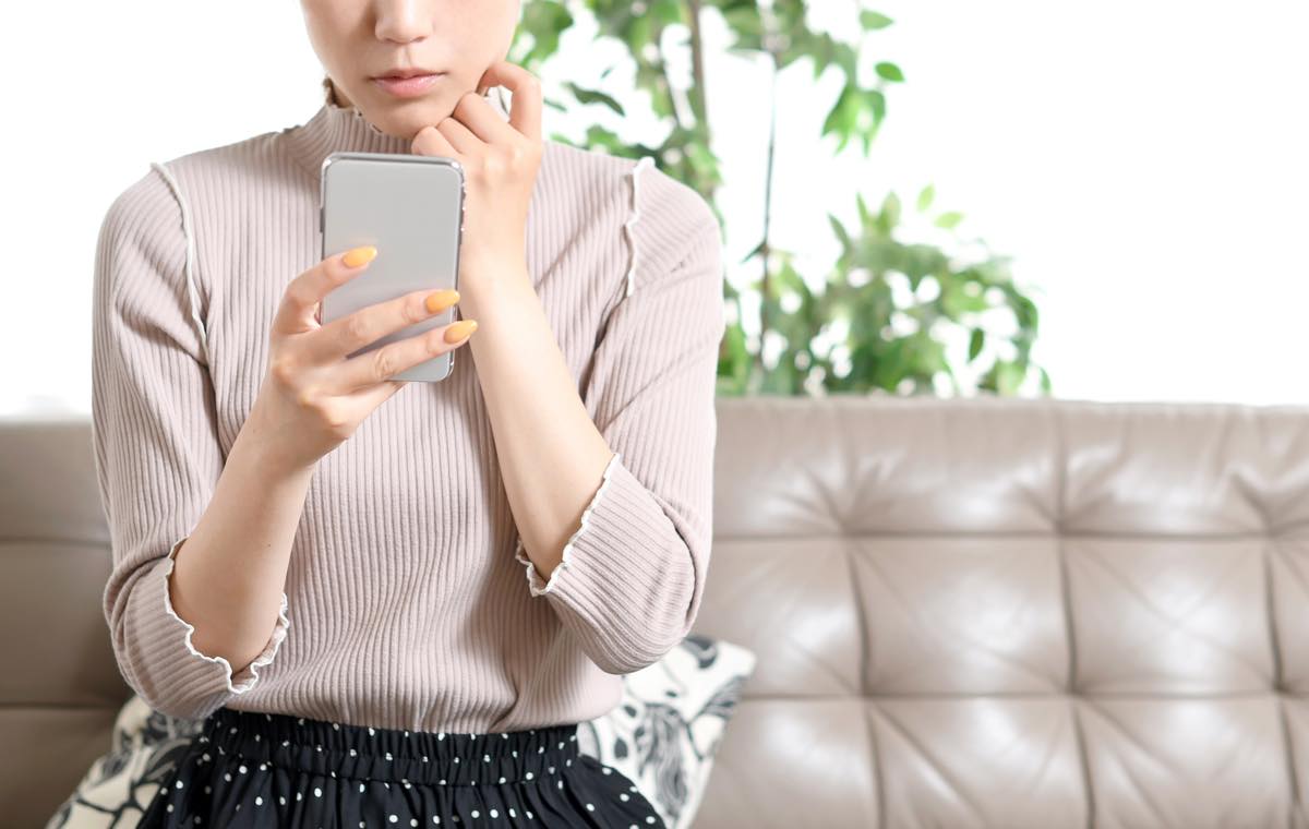 スマホを見る女性