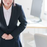 お辞儀する女性