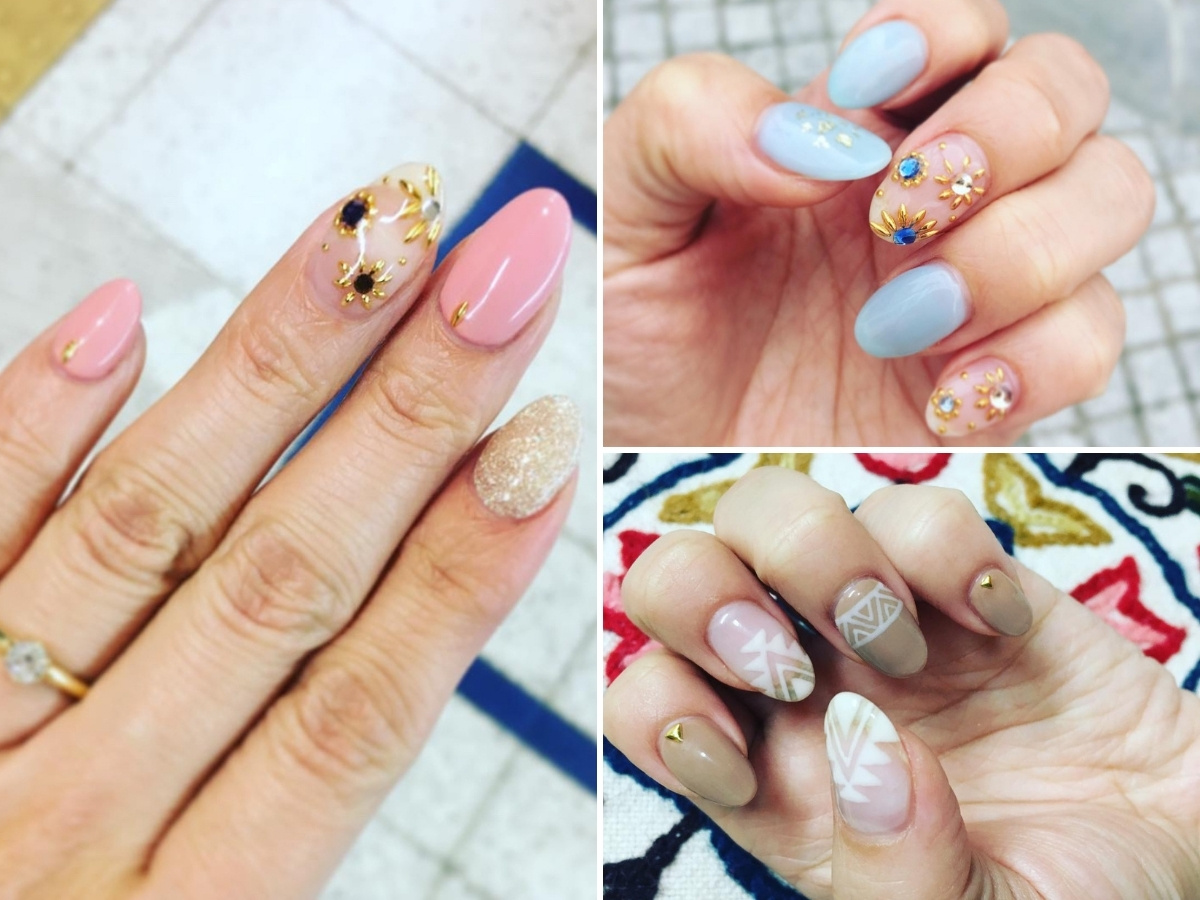 ピンクとベージュとブルー基調のネイルアートの写真