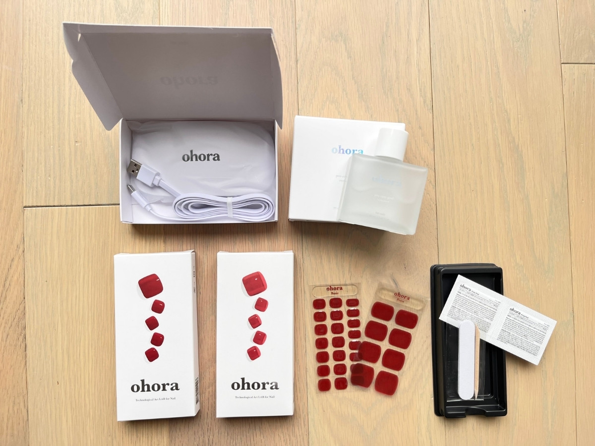 ネイルシールと道具一式の写真