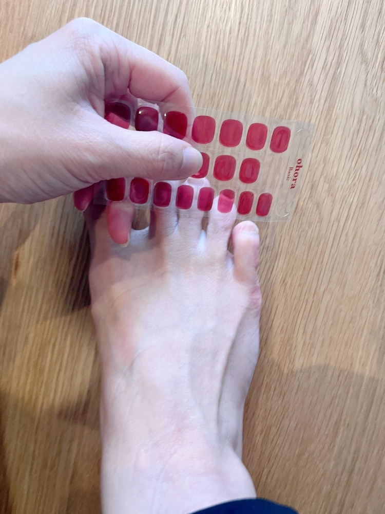 ネイルシールを貼っている写真