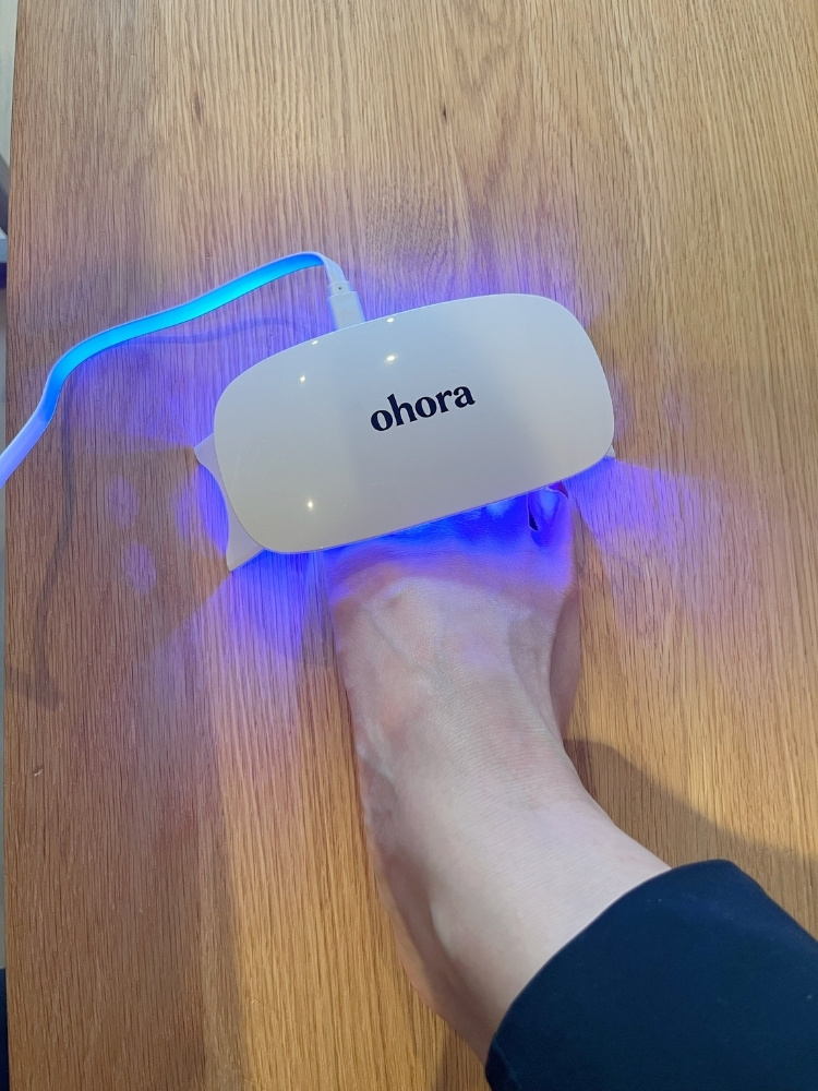 ライトで硬化中の写真