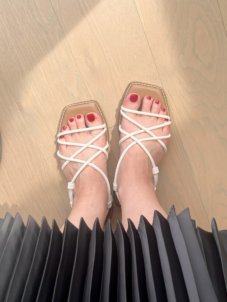 スカート×サンダルとペディキュアの写真