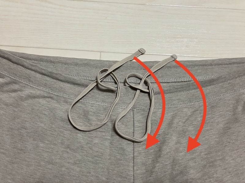 輪に紐の先端を通している写真