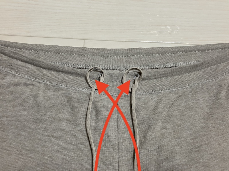 紐の先端を引き下ろしている写真