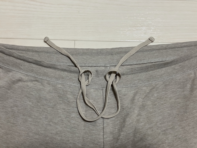 紐の先端を互いの輪に入れている写真