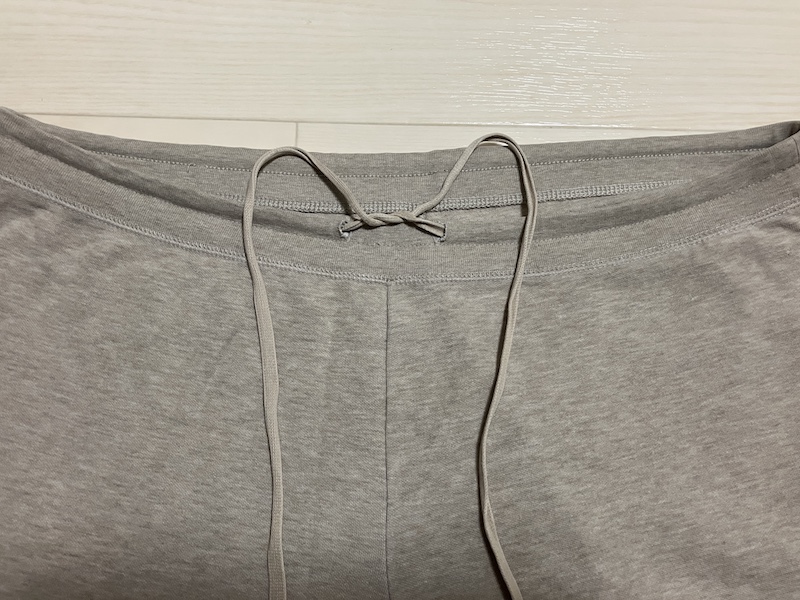 ズボンの紐を一回結んでいる写真