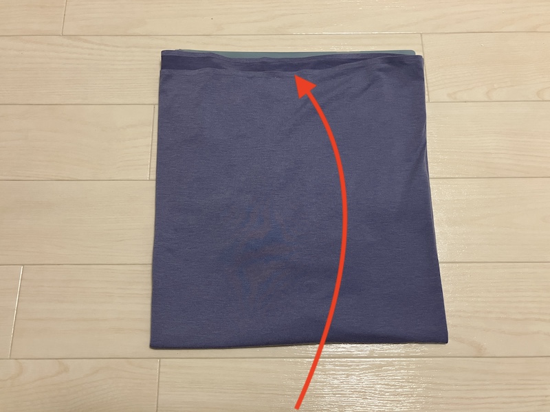 裾を畳んでいる工程