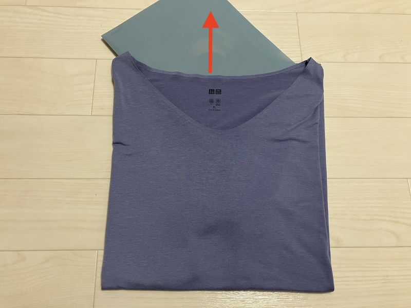 たたんだTシャツからクリアファイルを抜いている工程