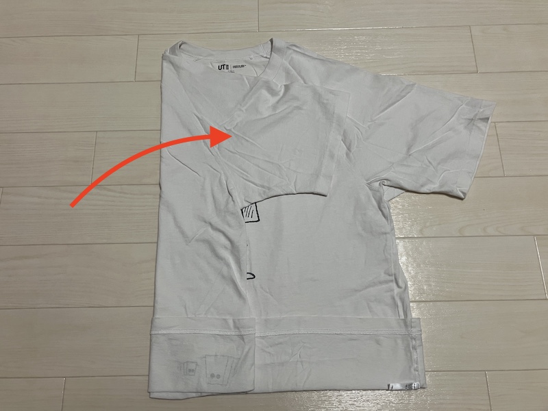 Tシャツの片袖をたたんだ工程