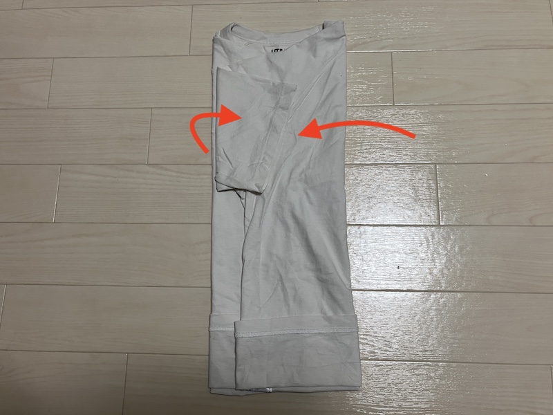 Tシャツの両袖を畳んだ工程
