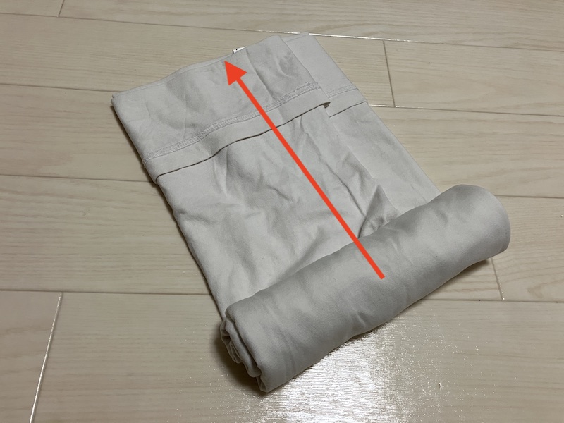 Tシャツを丸めている工程