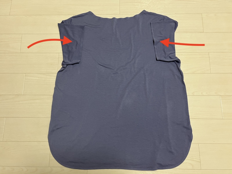 Tシャツの両袖を折った工程