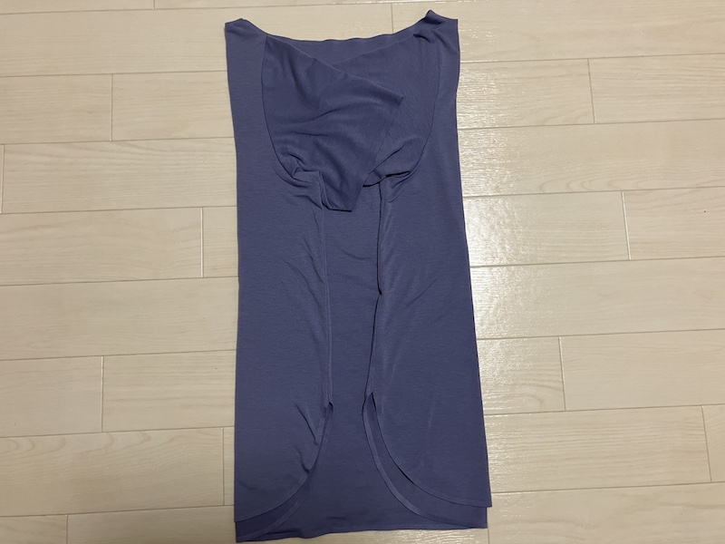 裏返したTシャツの両端を折った工程