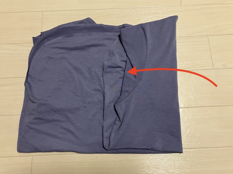 Tシャツの両端を折っている工程