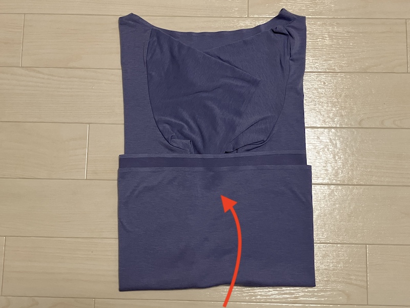 Tシャツの裾3分の1をたたんだ工程
