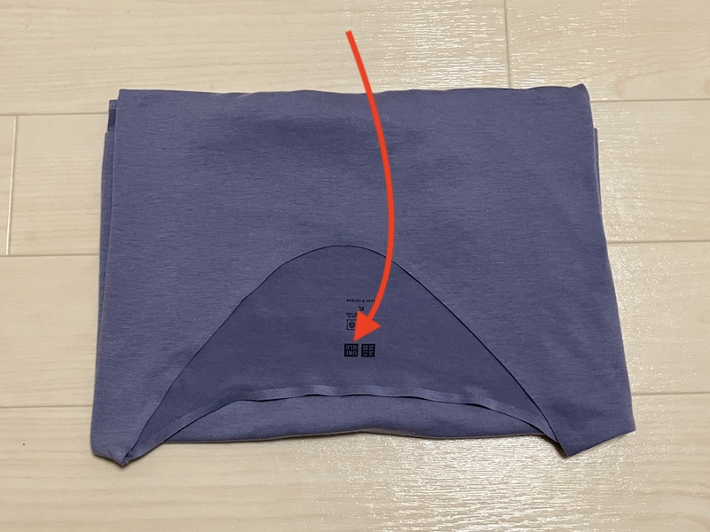 Tシャツを畳んでいる工程