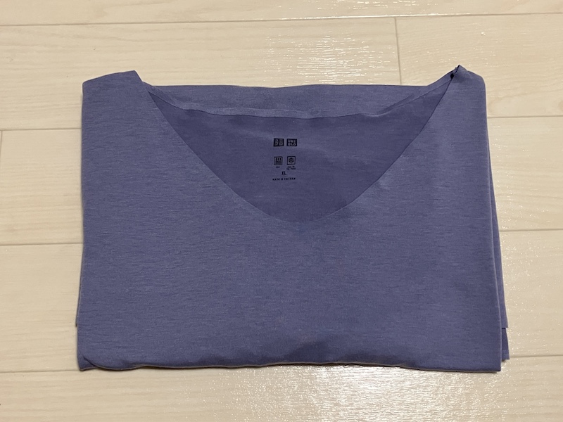 3分の1サイズにたたんだTシャツ