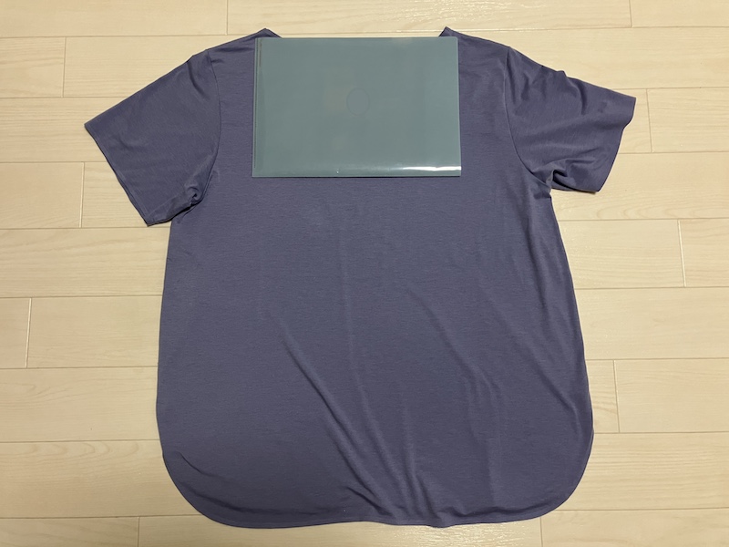 裏返したTシャツの中央上部にクリアファイルを置いている工程