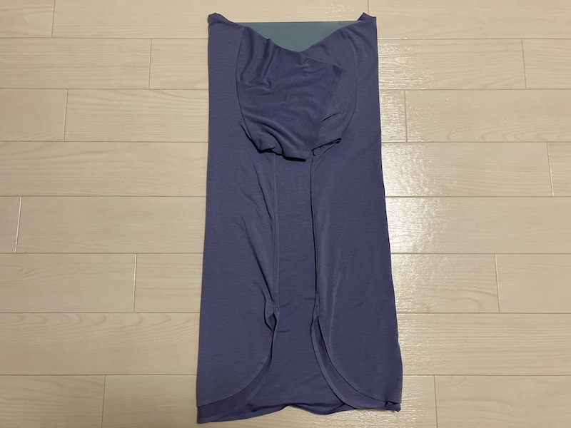 クリアファイルに沿わせるように、左右を内側に畳んでいる工程